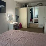 1 Zimmer In Einer 2 Zimmer Wohnung Zu Vermieten Wg Anfragen Bitte Nur Von Frauen